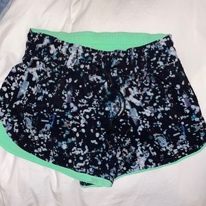 Lululemon reversible shorts (pixel haze multi black/dragonfly)